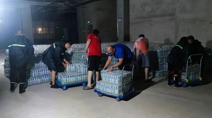 疾风骤雨党旗红 防汛抢险先锋行｜京西国资铁军在行动