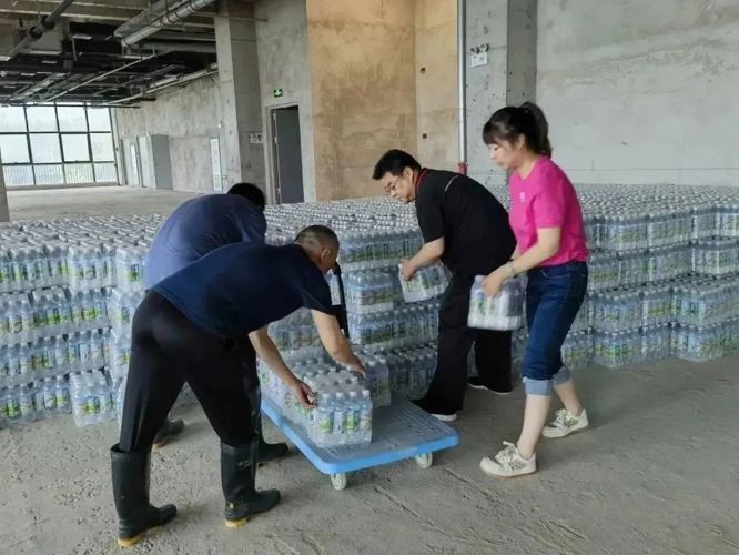 北京京西生态资源管理有限公司紧急运送矿泉水，支援门头沟区镇街抗洪抢险